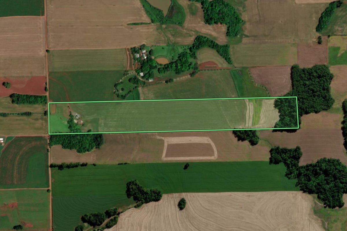 Imagem de satélite do imóvel rural em Cerro Largo (RS), com o contorno declarado no CAR desenhado por cima.