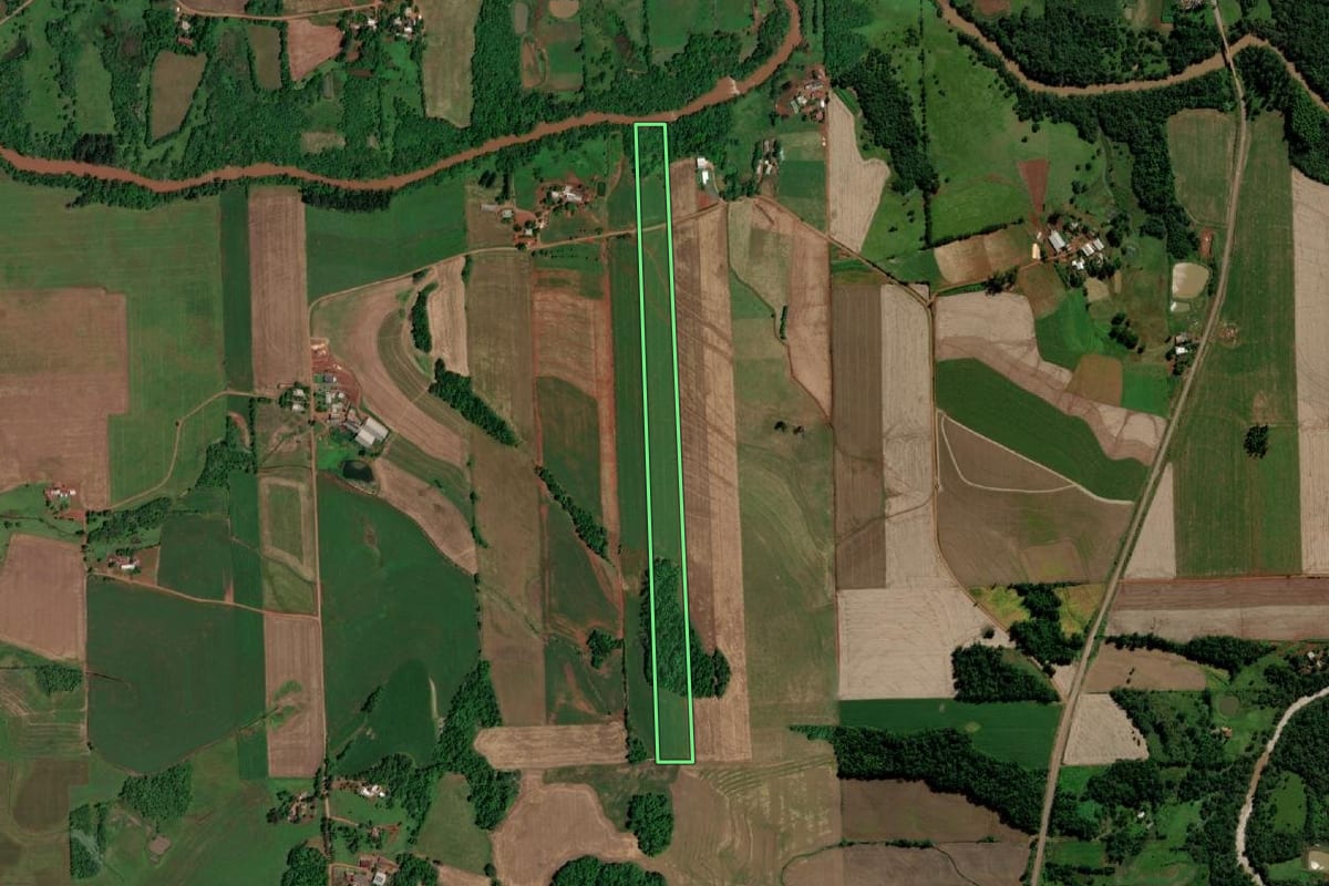 Imagem de satélite do imóvel rural em Cerro Largo (RS), com o contorno declarado no CAR desenhado por cima.