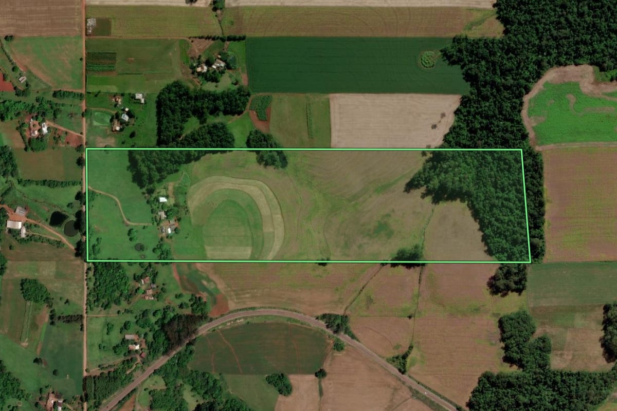 Imagem de satélite do imóvel rural em Cerro Largo (RS), com o contorno declarado no CAR desenhado por cima.