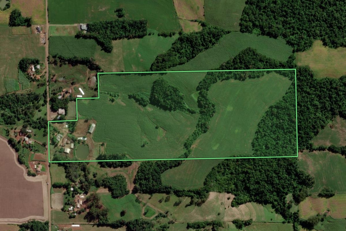 Imagem de satélite do imóvel rural em Cerro Largo (RS), com o contorno declarado no CAR desenhado por cima.