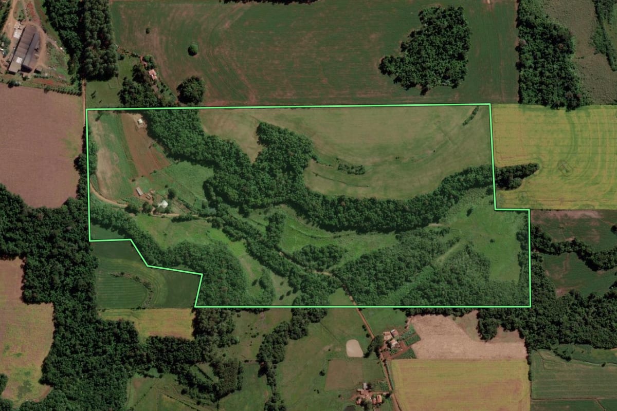 Imagem de satélite do imóvel rural em Cerro Largo (RS), com o contorno declarado no CAR desenhado por cima.