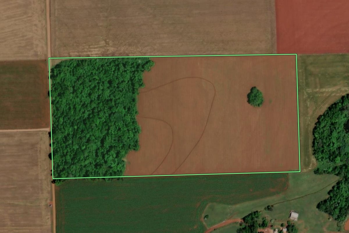 Imagem de satélite do imóvel rural em Cerro Largo (RS), com o contorno declarado no CAR desenhado por cima.