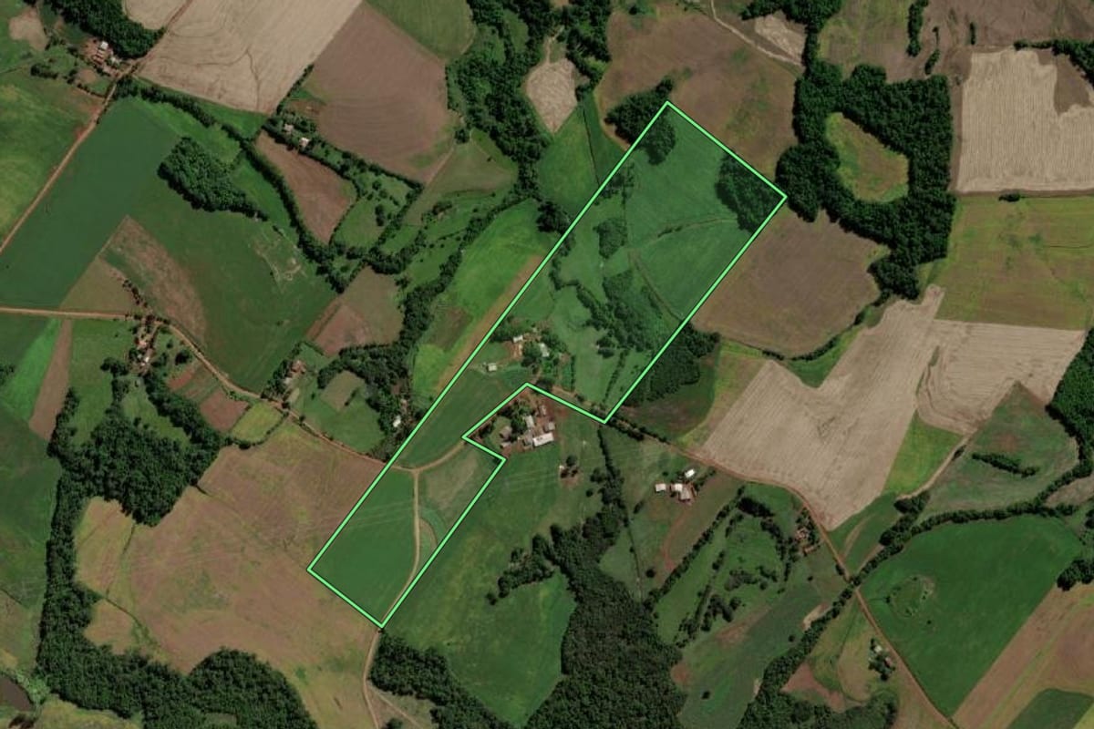 Imagem de satélite do imóvel rural em Cerro Largo (RS), com o contorno declarado no CAR desenhado por cima.