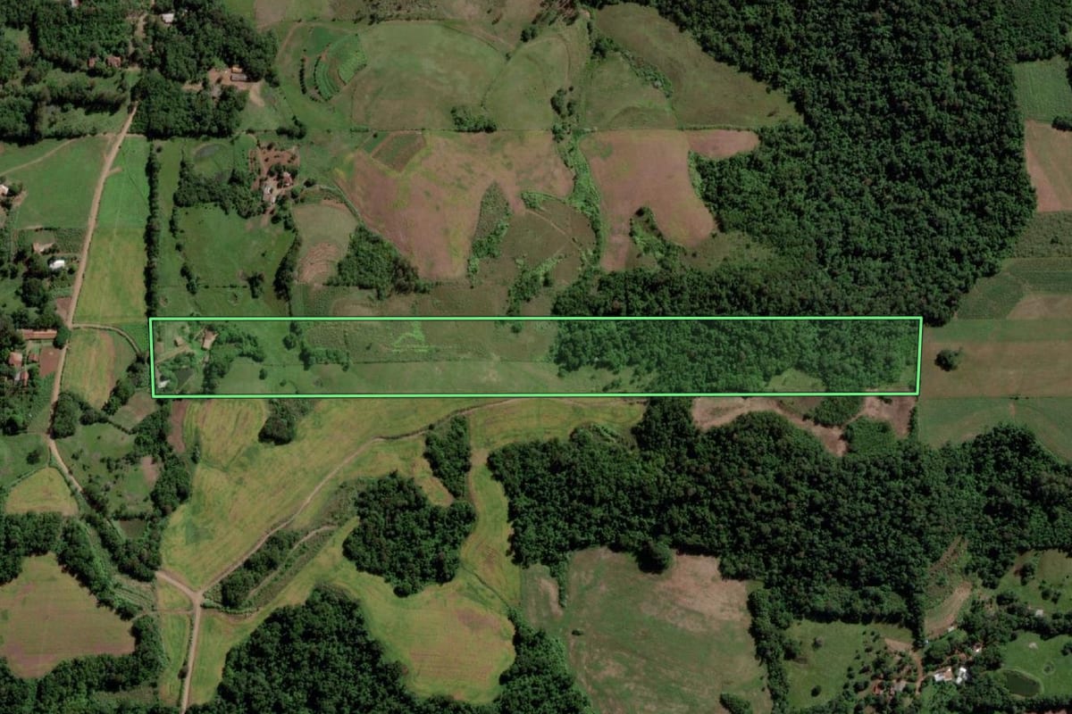 Imagem de satélite do imóvel rural em Cerro Largo (RS), com o contorno declarado no CAR desenhado por cima.
