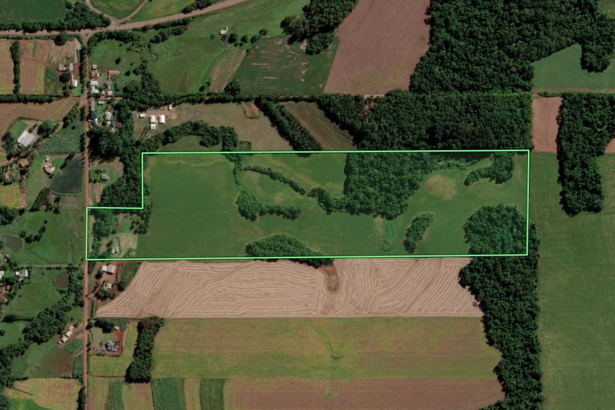 Imagem de satélite do imóvel rural em Cerro Largo (RS), com o contorno declarado no CAR desenhado por cima.