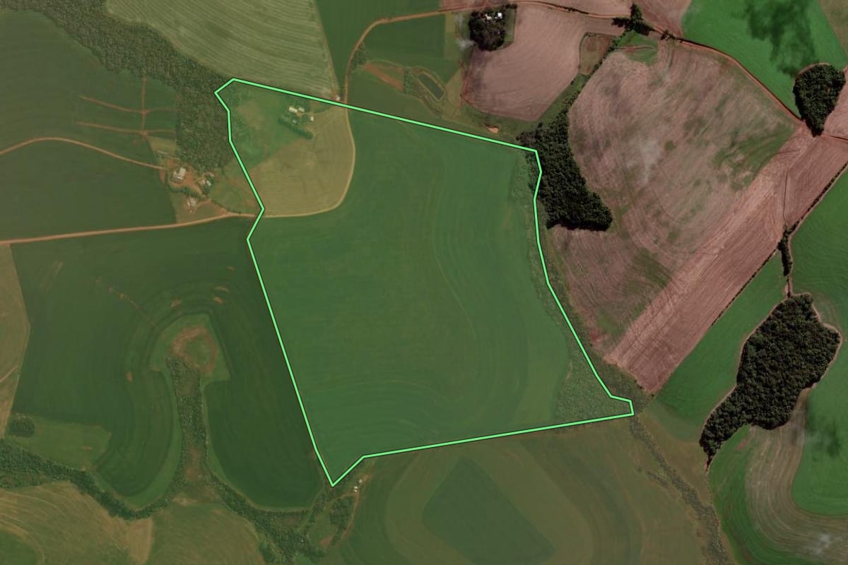 Imagem de satélite do imóvel rural em Chapada (RS), com o contorno declarado no CAR desenhado por cima.