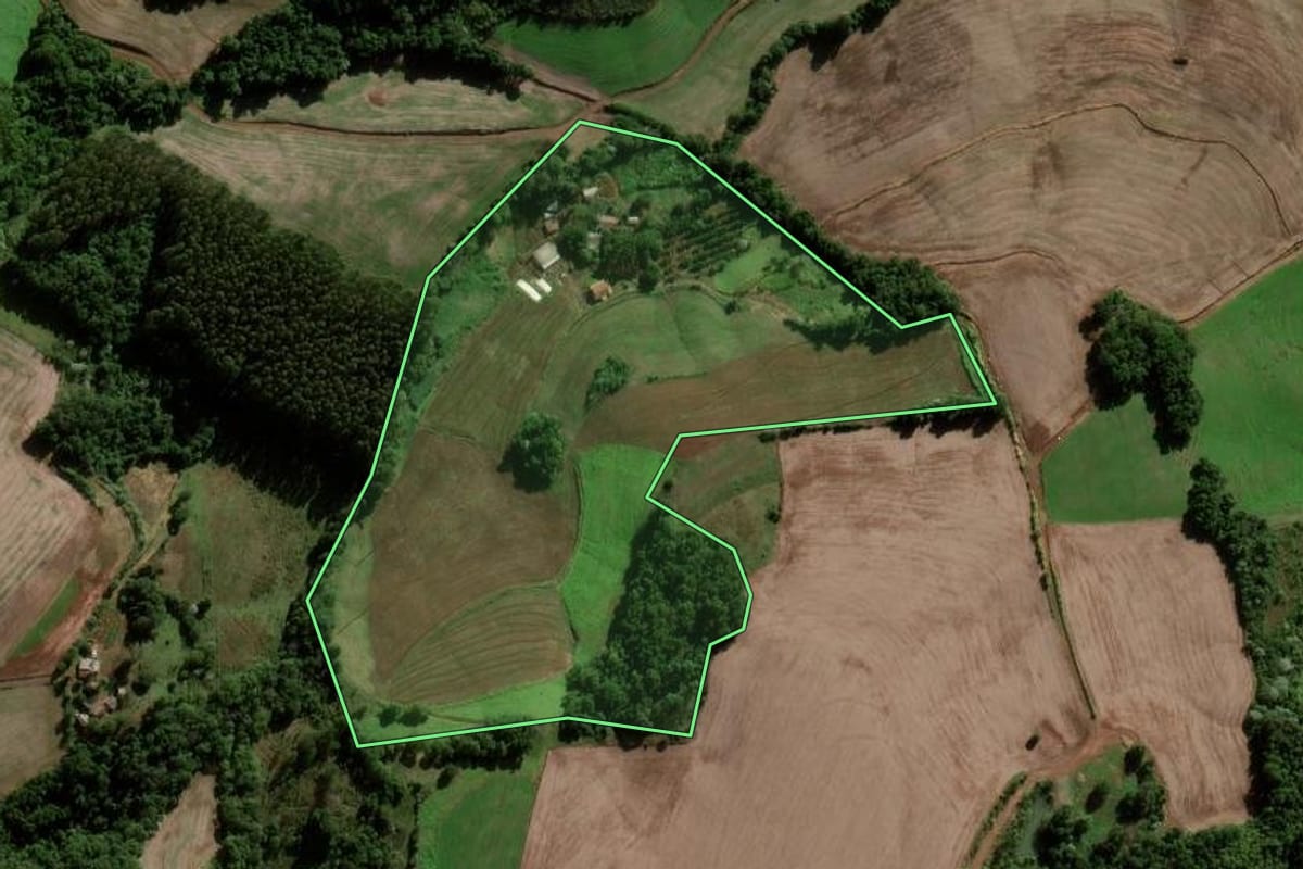 Imagem de satélite do imóvel rural em Chapada (RS), com o contorno declarado no CAR desenhado por cima.