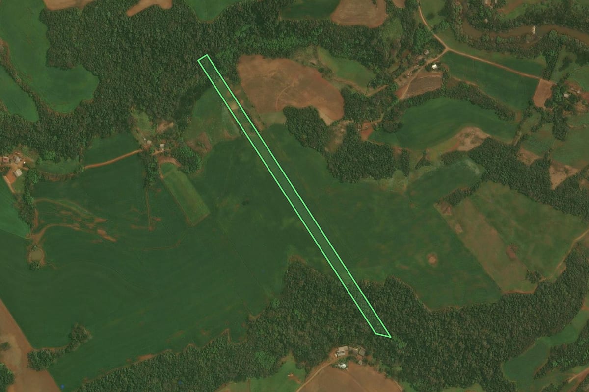 Imagem de satélite do imóvel rural em Chapada (RS), com o contorno declarado no CAR desenhado por cima.