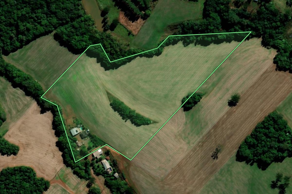 Imagem de satélite do imóvel rural em Chapada (RS), com o contorno declarado no CAR desenhado por cima.