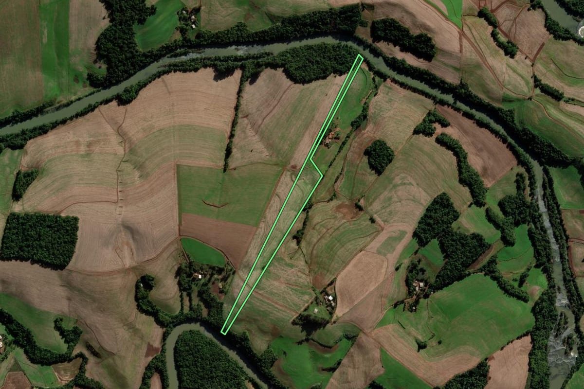 Imagem de satélite do imóvel rural em Chapada (RS), com o contorno declarado no CAR desenhado por cima.