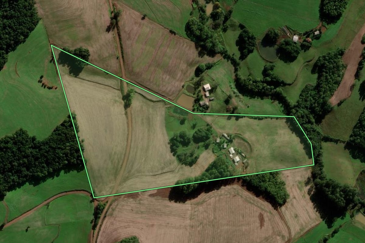 Imagem de satélite do imóvel rural em Chapada (RS), com o contorno declarado no CAR desenhado por cima.