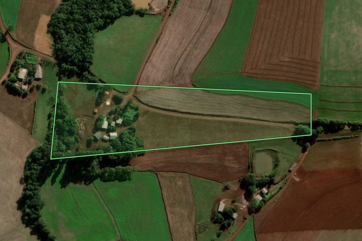 Imagem de satélite do imóvel rural em Chapada (RS), com o contorno declarado no CAR desenhado por cima.