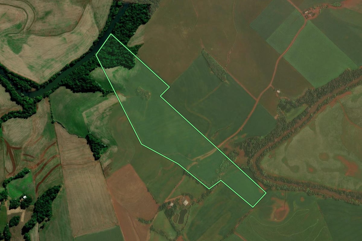 Imagem de satélite do imóvel rural em Chapada (RS), com o contorno declarado no CAR desenhado por cima.