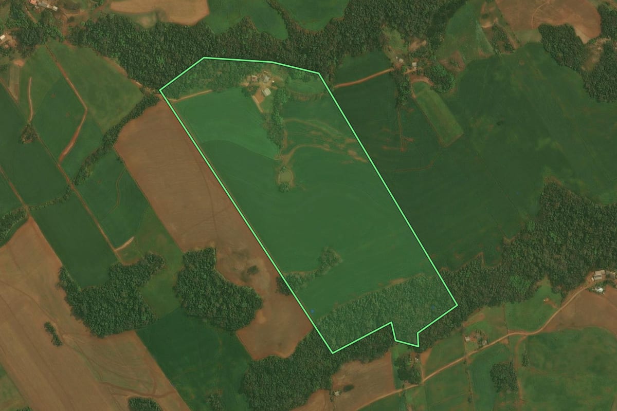 Imagem de satélite do imóvel rural em Chapada (RS), com o contorno declarado no CAR desenhado por cima.