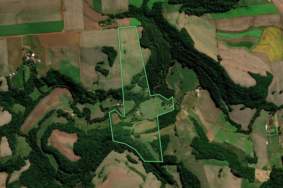 Imagem de satélite do imóvel rural em Chapada (RS), com o contorno declarado no CAR desenhado por cima.