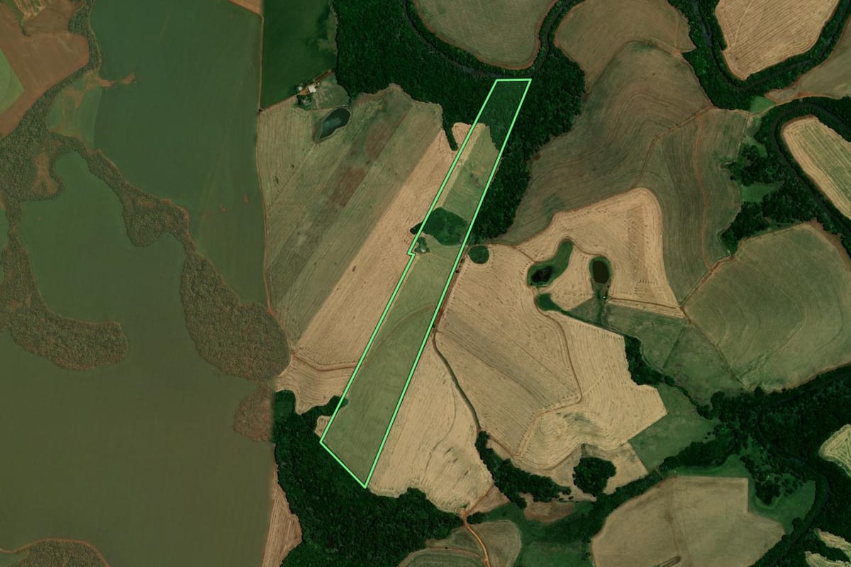 Imagem de satélite do imóvel rural em Chapada (RS), com o contorno declarado no CAR desenhado por cima.