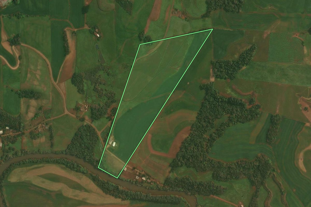 Imagem de satélite do imóvel rural em Chapada (RS), com o contorno declarado no CAR desenhado por cima.