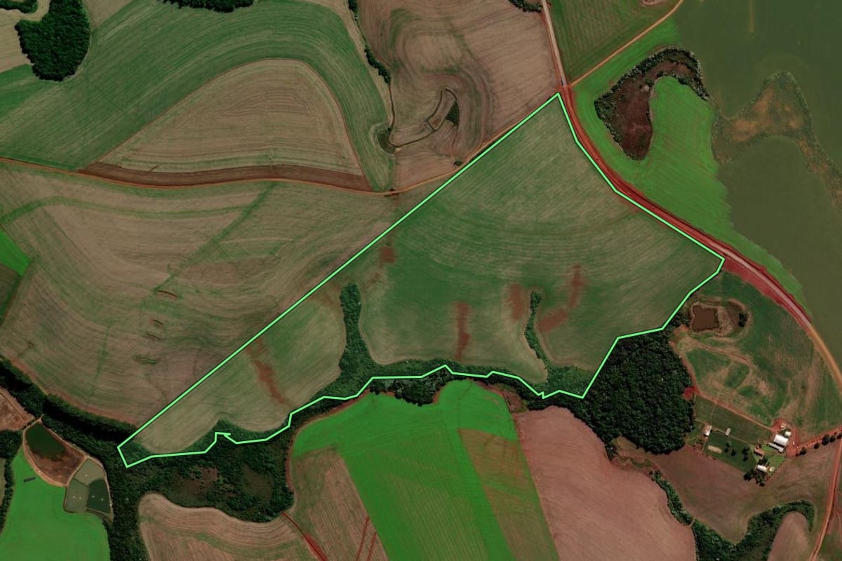 Imagem de satélite do imóvel rural em Chapada (RS), com o contorno declarado no CAR desenhado por cima.