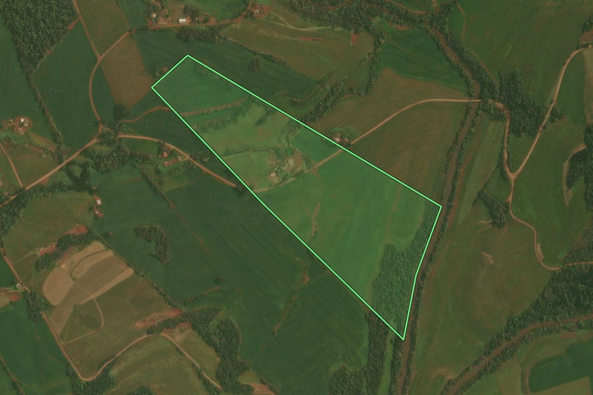 Imagem de satélite do imóvel rural em Chapada (RS), com o contorno declarado no CAR desenhado por cima.