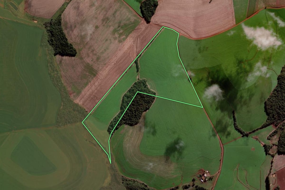 Imagem de satélite do imóvel rural em Chapada (RS), com o contorno declarado no CAR desenhado por cima.