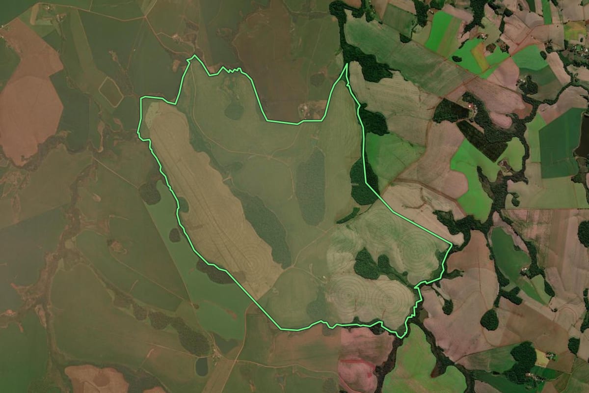 Imagem de satélite do imóvel rural em Chapada (RS), com o contorno declarado no CAR desenhado por cima.