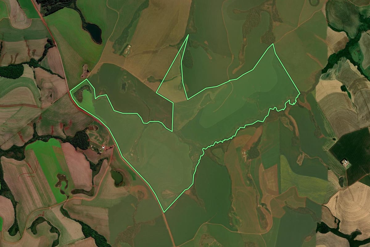 Imagem de satélite do imóvel rural em Chapada (RS), com o contorno declarado no CAR desenhado por cima.
