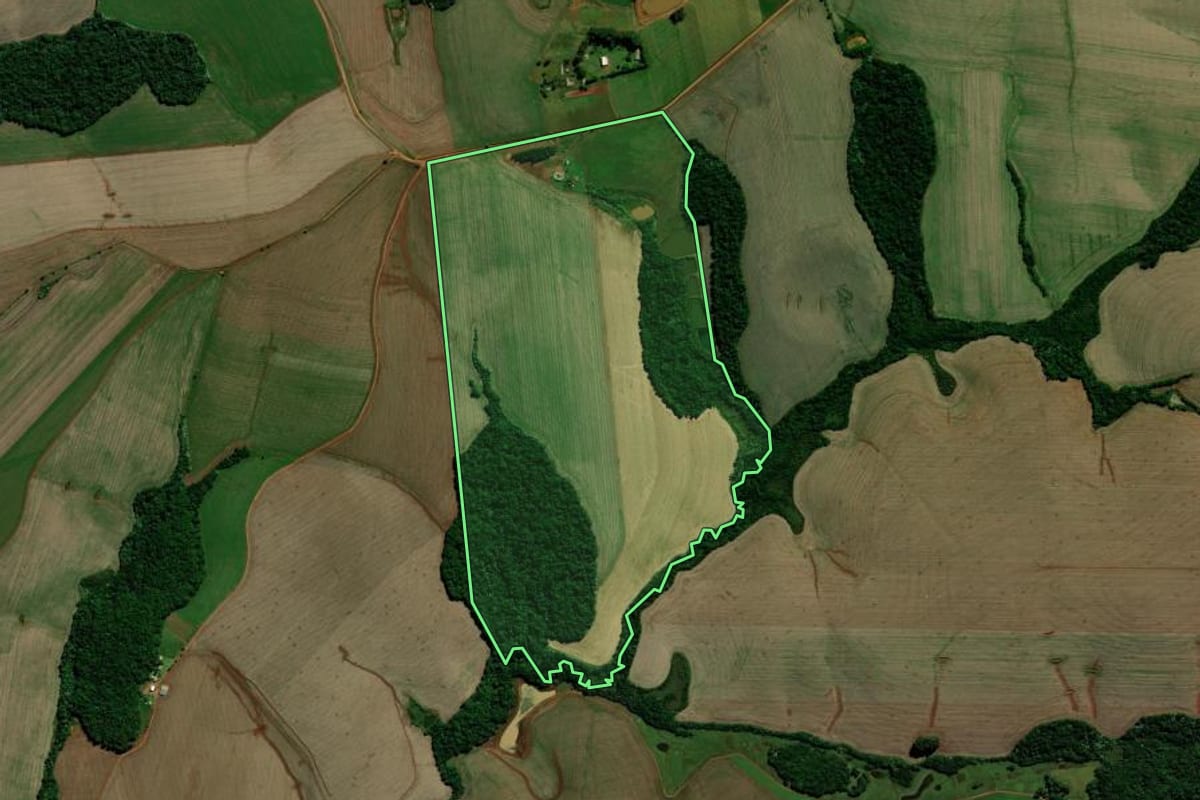Imagem de satélite do imóvel rural em Chapada (RS), com o contorno declarado no CAR desenhado por cima.