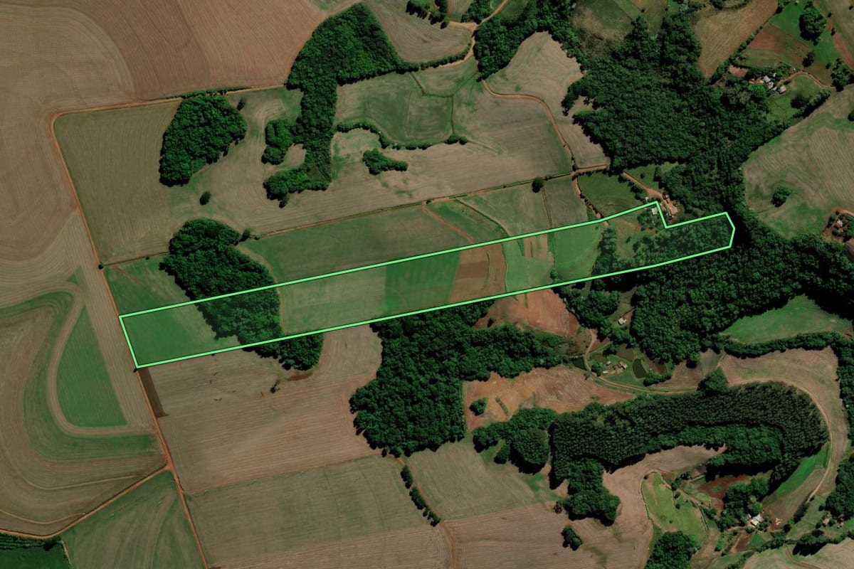 Imagem de satélite do imóvel rural em Chapada (RS), com o contorno declarado no CAR desenhado por cima.