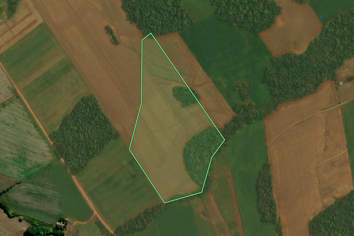 Imagem de satélite do imóvel rural em Chapada (RS), com o contorno declarado no CAR desenhado por cima.