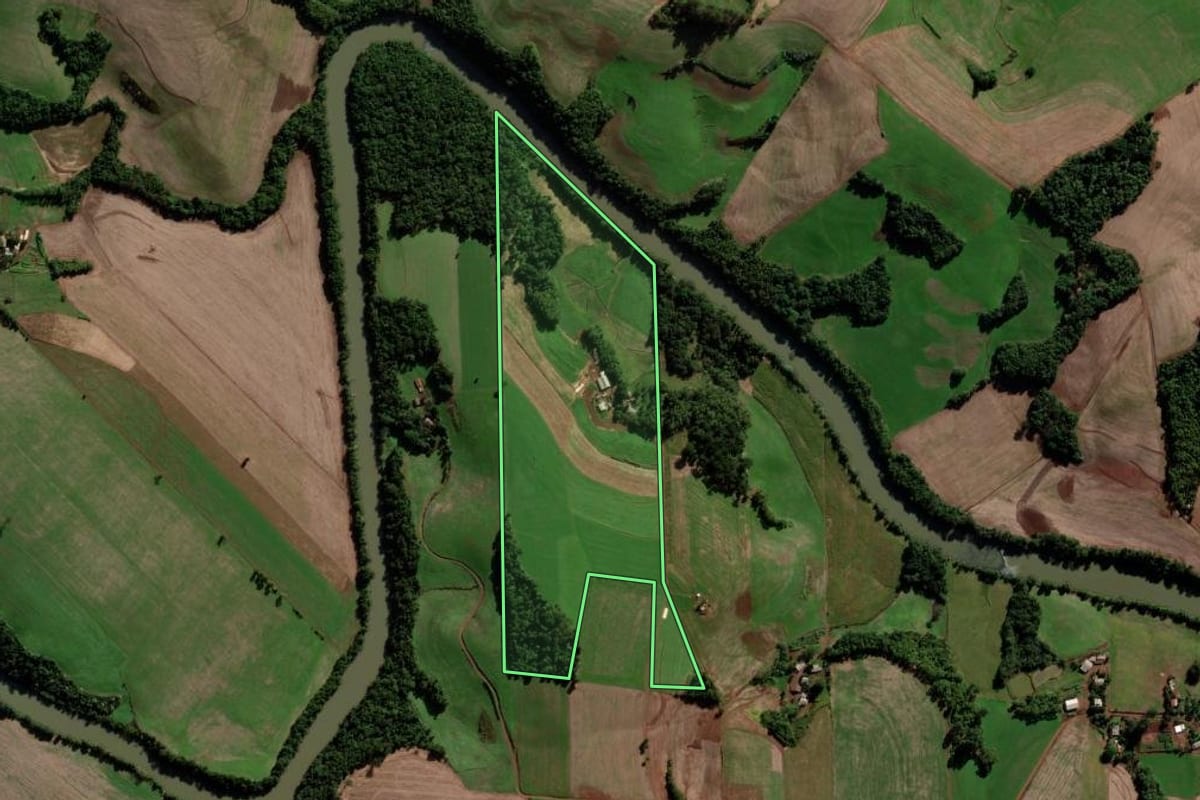 Imagem de satélite do imóvel rural em Chapada (RS), com o contorno declarado no CAR desenhado por cima.