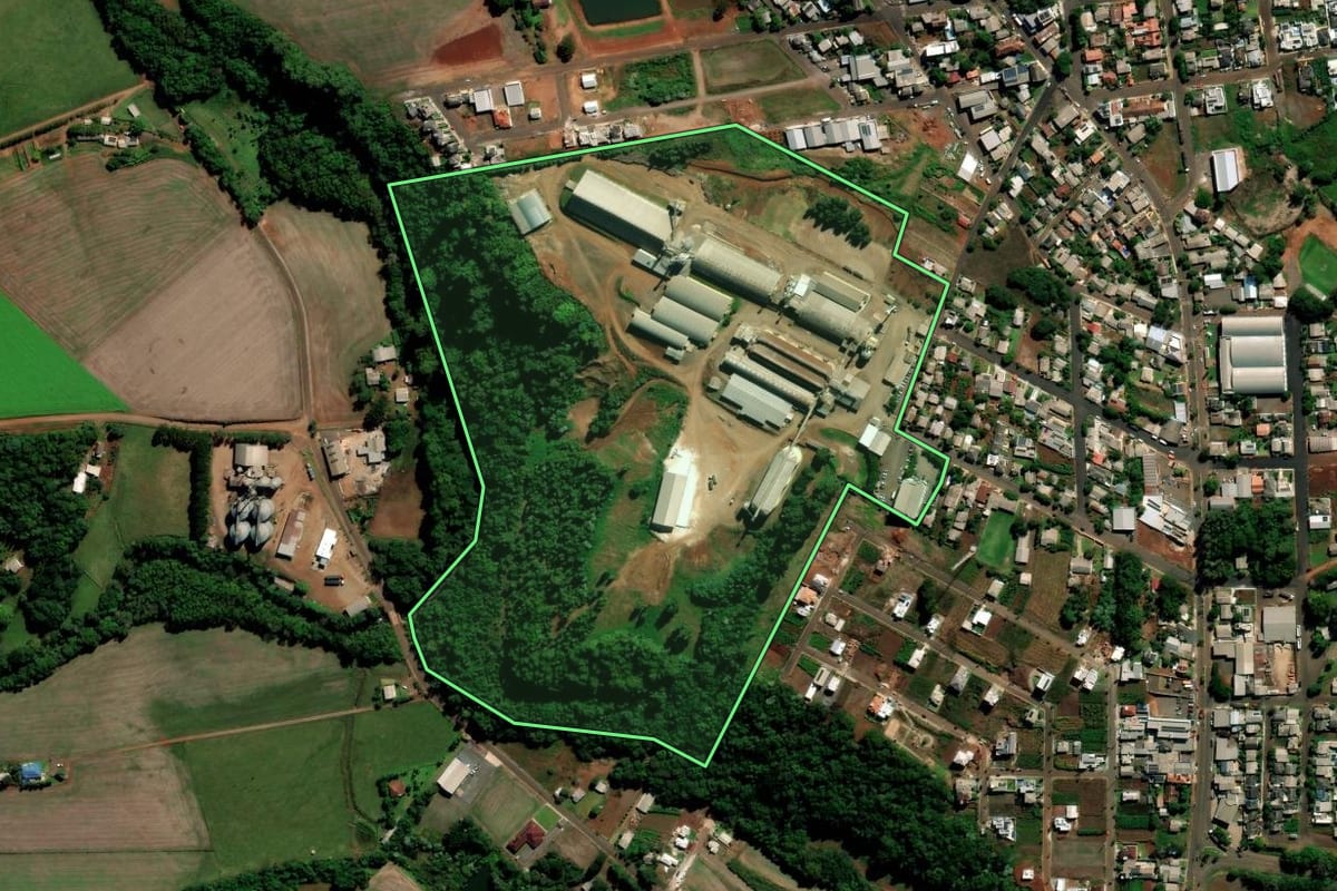 Imagem de satélite do imóvel rural em Chapada (RS), com o contorno declarado no CAR desenhado por cima.