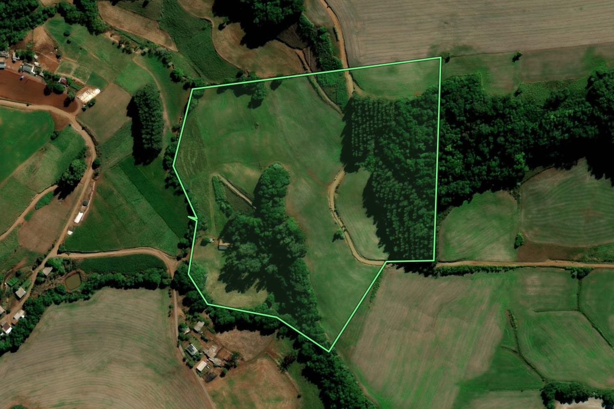 Imagem de satélite do imóvel rural em Chapada (RS), com o contorno declarado no CAR desenhado por cima.