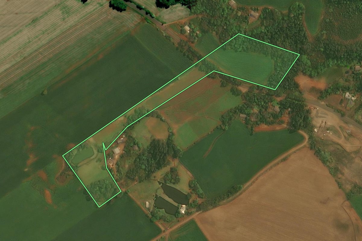 Imagem de satélite do imóvel rural em Chapada (RS), com o contorno declarado no CAR desenhado por cima.