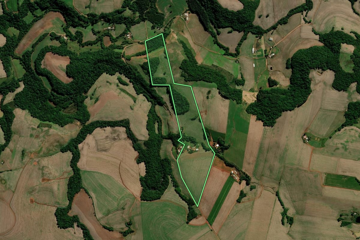 Imagem de satélite do imóvel rural em Chapada (RS), com o contorno declarado no CAR desenhado por cima.
