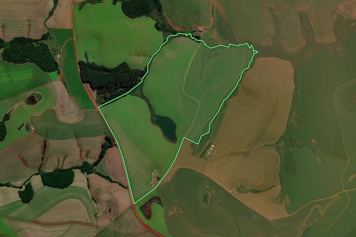 Imagem de satélite do imóvel rural em Chapada (RS), com o contorno declarado no CAR desenhado por cima.