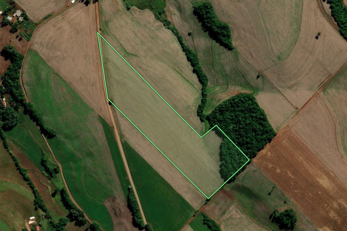 Imagem de satélite do imóvel rural em Chapada (RS), com o contorno declarado no CAR desenhado por cima.