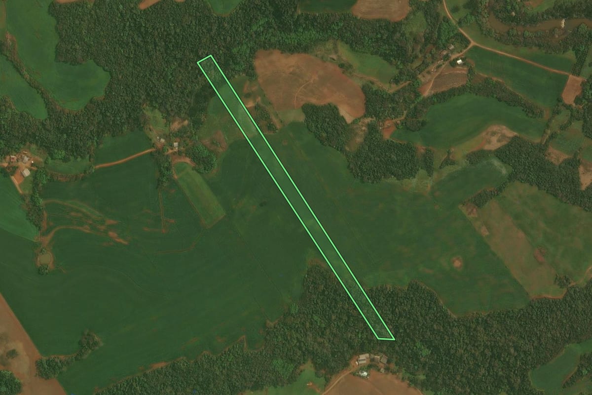 Imagem de satélite do imóvel rural em Chapada (RS), com o contorno declarado no CAR desenhado por cima.