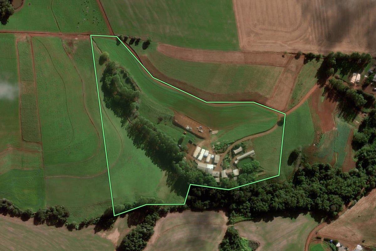 Imagem de satélite do imóvel rural em Chapada (RS), com o contorno declarado no CAR desenhado por cima.