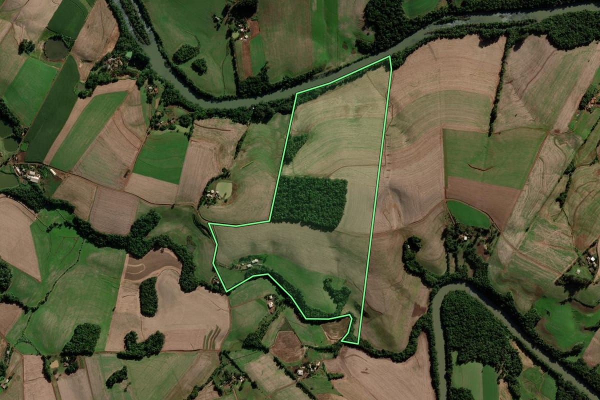 Imagem de satélite do imóvel rural em Chapada (RS), com o contorno declarado no CAR desenhado por cima.