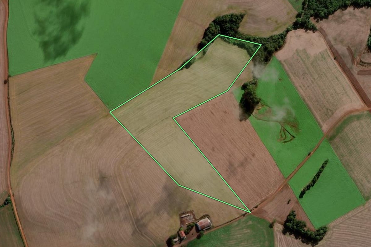 Imagem de satélite do imóvel rural em Chapada (RS), com o contorno declarado no CAR desenhado por cima.