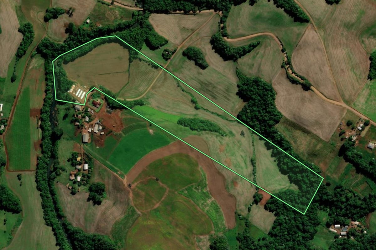 Imagem de satélite do imóvel rural em Chapada (RS), com o contorno declarado no CAR desenhado por cima.