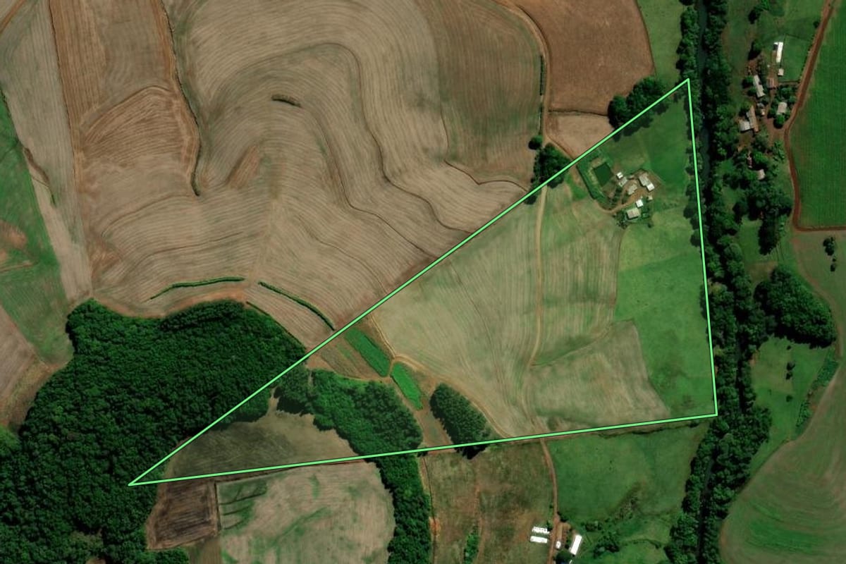 Imagem de satélite do imóvel rural em Chapada (RS), com o contorno declarado no CAR desenhado por cima.