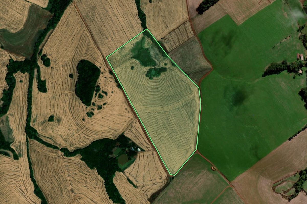 Imagem de satélite do imóvel rural em Chapada (RS), com o contorno declarado no CAR desenhado por cima.