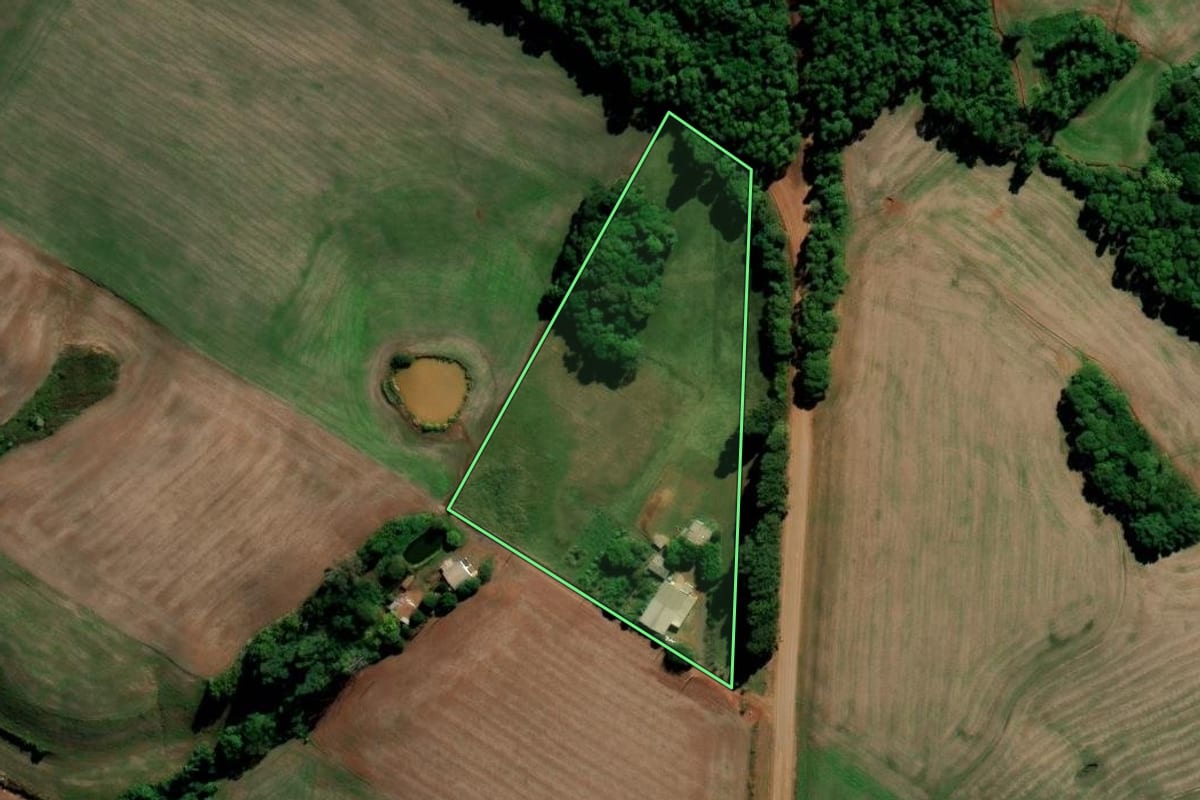 Imagem de satélite do imóvel rural em Chapada (RS), com o contorno declarado no CAR desenhado por cima.