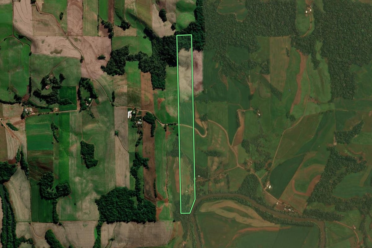 Imagem de satélite do imóvel rural em Chapada (RS), com o contorno declarado no CAR desenhado por cima.