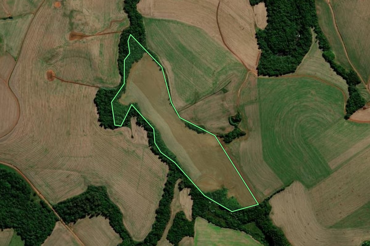 Imagem de satélite do imóvel rural em Chapada (RS), com o contorno declarado no CAR desenhado por cima.