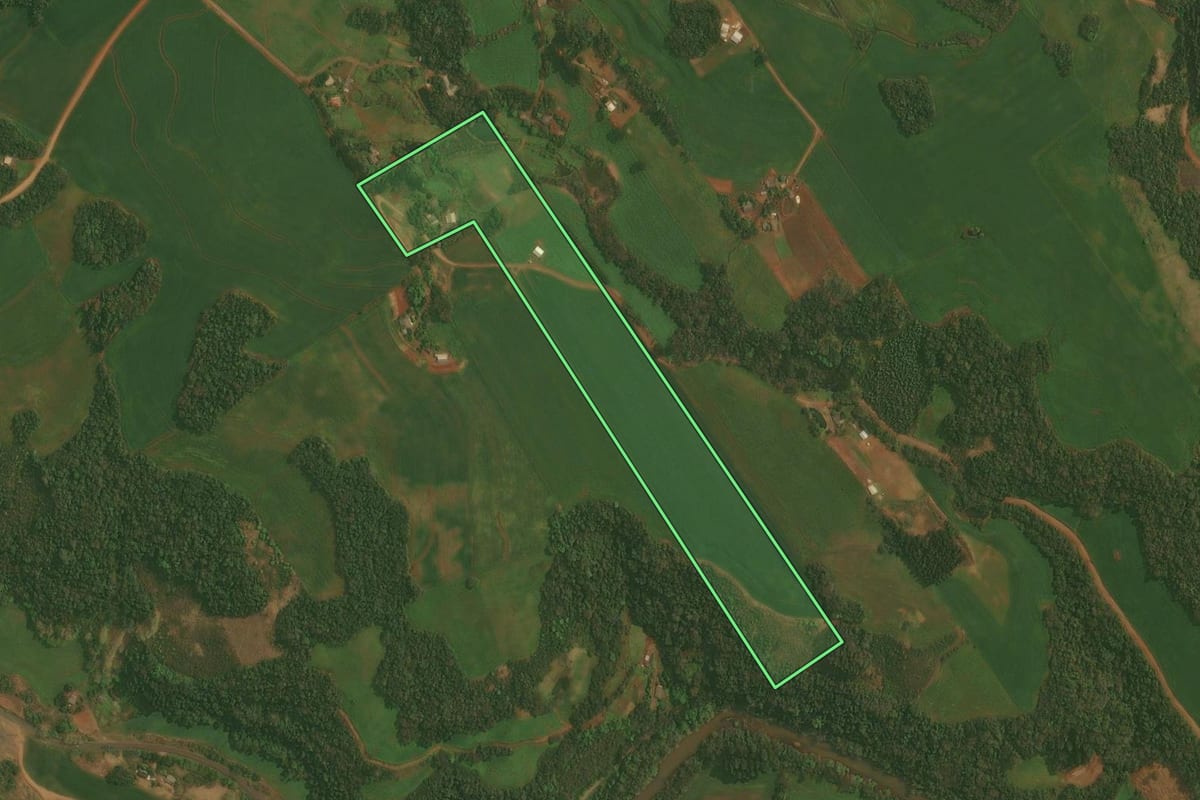 Imagem de satélite do imóvel rural em Chapada (RS), com o contorno declarado no CAR desenhado por cima.
