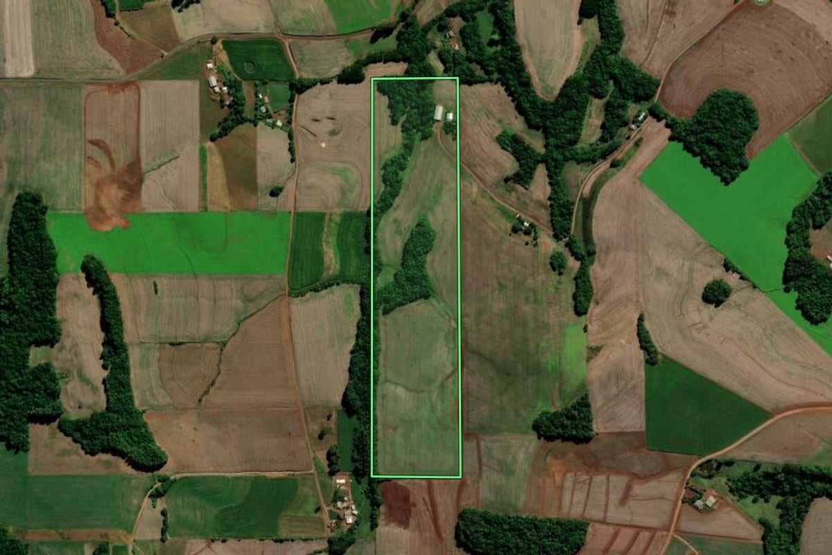 Imagem de satélite do imóvel rural em Chapada (RS), com o contorno declarado no CAR desenhado por cima.