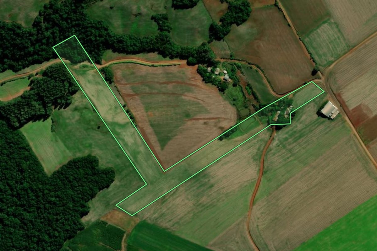 Imagem de satélite do imóvel rural em Chapada (RS), com o contorno declarado no CAR desenhado por cima.