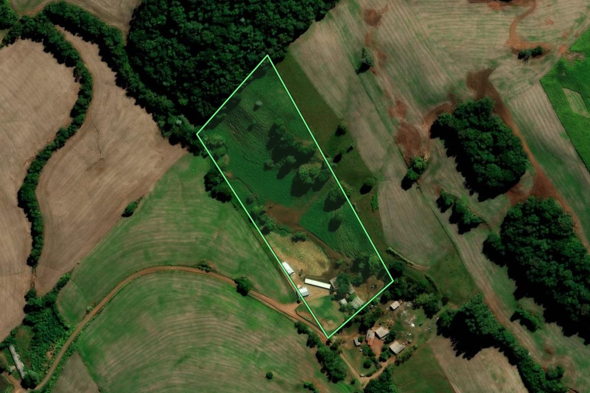 Imagem de satélite do imóvel rural em Chapada (RS), com o contorno declarado no CAR desenhado por cima.